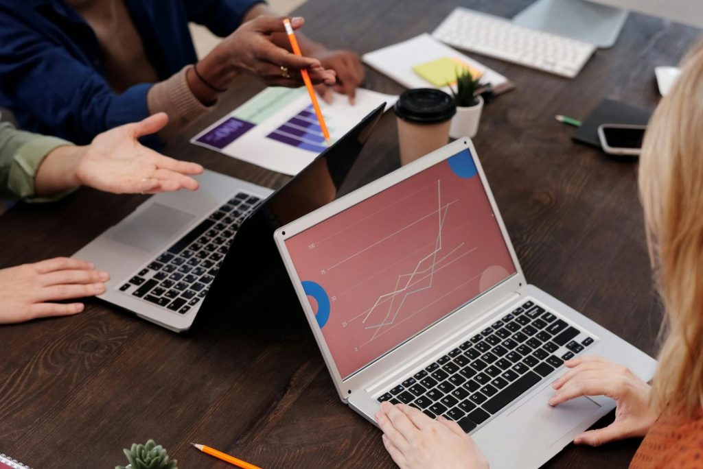Can SEO and GEO strategies work together for better results?